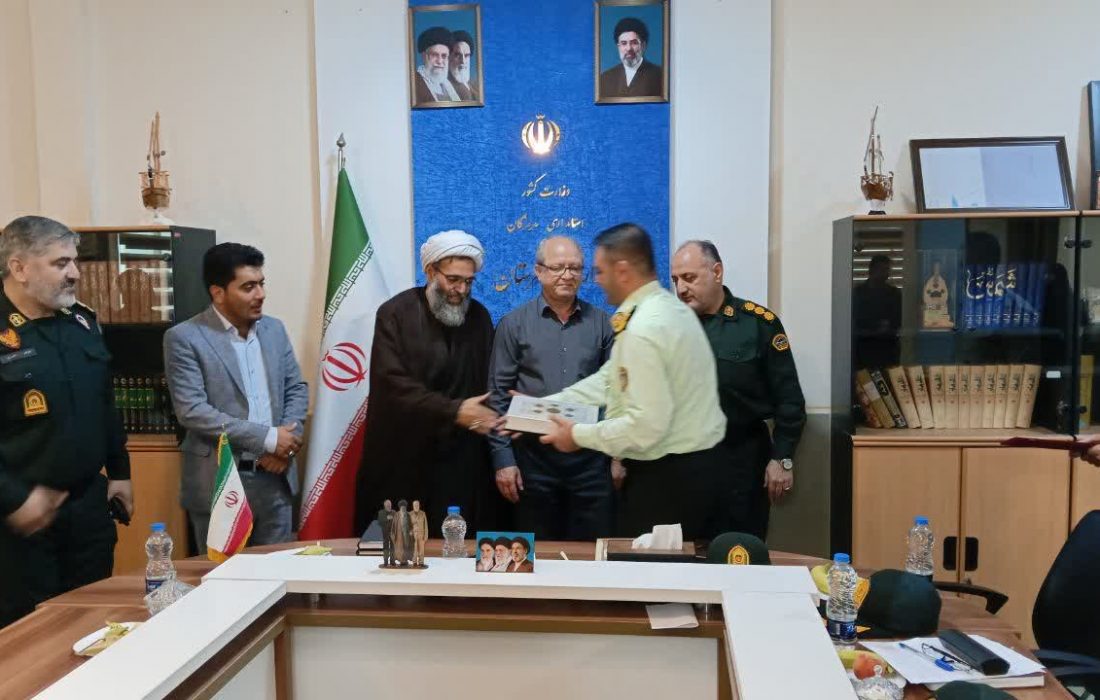 آیین تکریم و معارفه فرمانده انتظامی شهرستان قشم برگزار شد